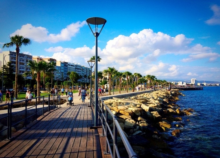 Hình ảnh trục đường chính 28 October Ave ở Limassol.