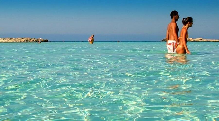 Các bữa tiệc trên bãi biển và bọt được bật, mỗi tuần với âm nhạc lớn và các DJ nổi tiếng.