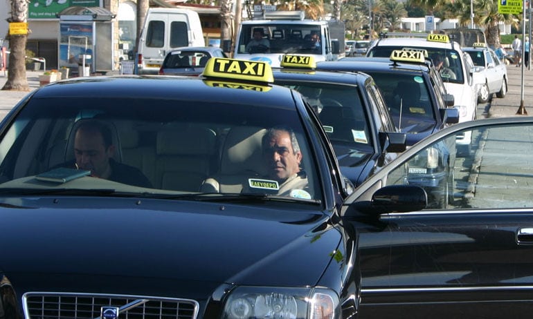 Hệ thống giao thông công cộng tại Síp có xe taxi