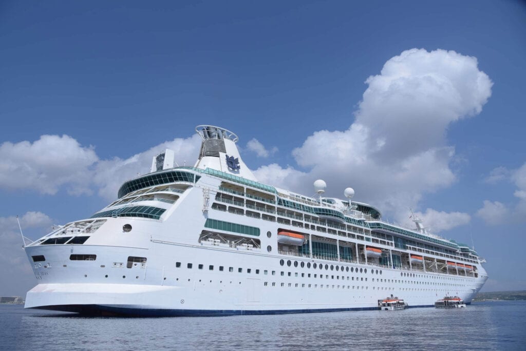 Ayia Napa Marina đón "siêu du thuyền" đầu tiên Rhapsody of the Seas cập bến Ayia Napa Marina